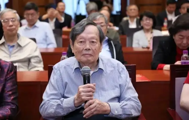 杨振宁翁帆20年感情_翁帆：杨先生离开的时候一定很欣慰_杨振宁翁帆婚姻故事