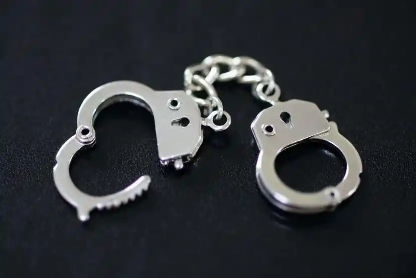 乘客开门杀致人伤残 司机被判赔百万_开门杀 交通肇事罪 开车门事故