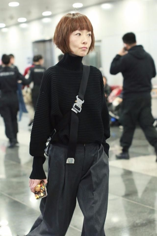 49岁鲁豫素颜现身，宽松穿搭遮不住干瘪身材，个子瘦弱似姑娘！