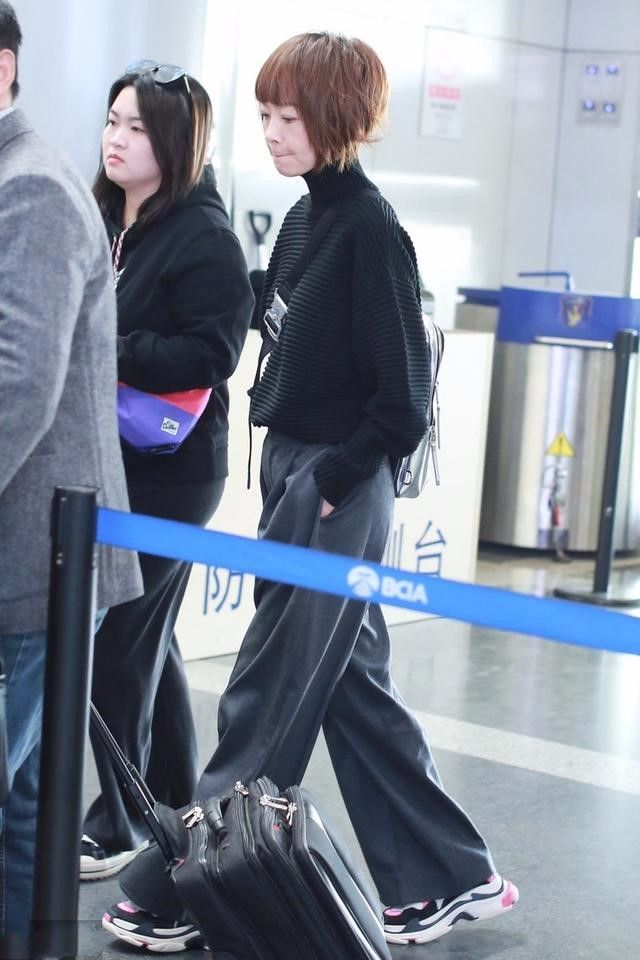 49岁鲁豫素颜现身，宽松穿搭遮不住干瘪身材，个子瘦弱似姑娘！