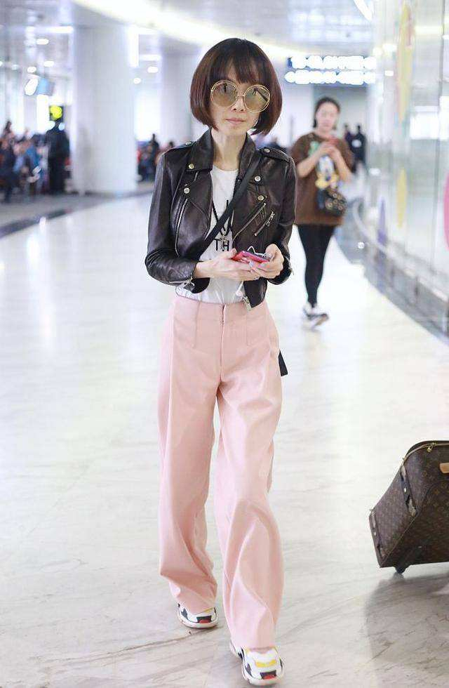 49岁鲁豫素颜现身，宽松穿搭遮不住干瘪身材，个子瘦弱似姑娘！