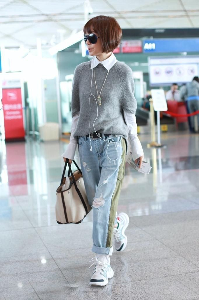 49岁鲁豫素颜现身，宽松穿搭遮不住干瘪身材，个子瘦弱似姑娘！