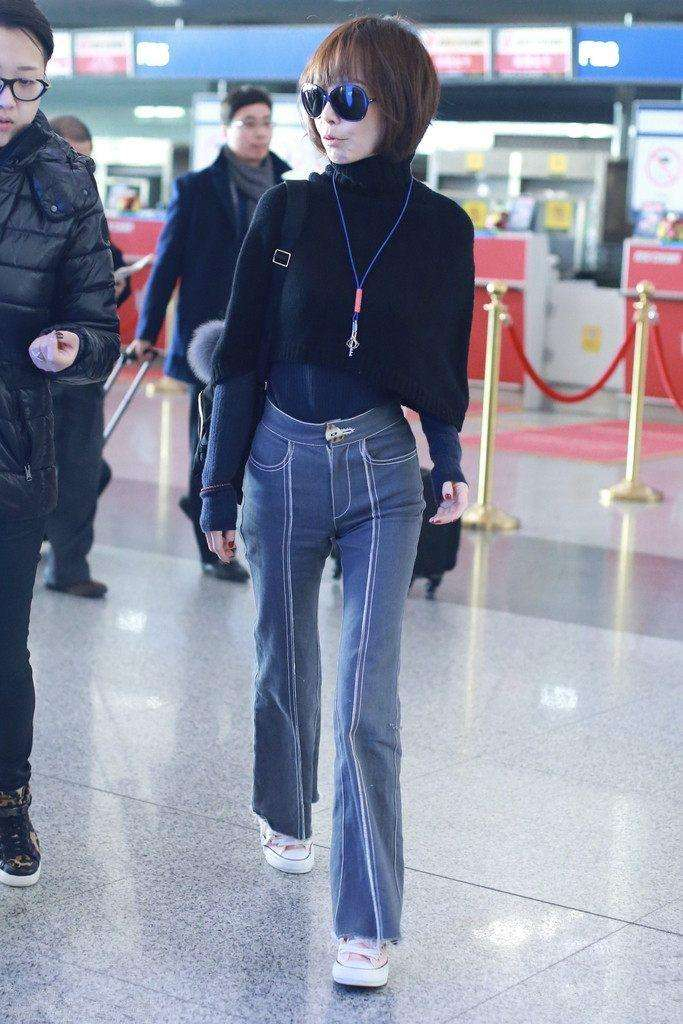 49岁鲁豫素颜现身，宽松穿搭遮不住干瘪身材，个子瘦弱似姑娘！