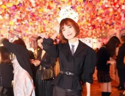 鲁豫素颜照片_鲁豫接地气穿搭时尚_鲁豫素颜低调逛街