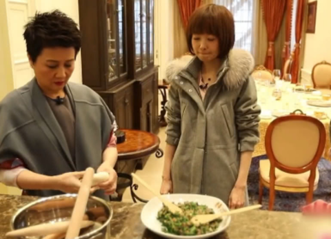 陈鲁豫近照身材瘦削_鲁豫素颜照片_陈鲁豫皱纹颈纹显老态