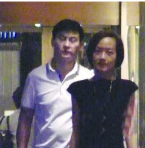 陈鲁豫皱纹颈纹显老态_鲁豫素颜照片_陈鲁豫近照身材瘦削