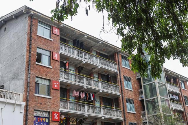 深圳一凶宅30人争抢699.8万拍出 价格优势胜心理阴影