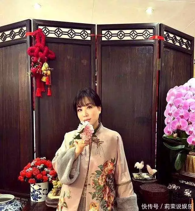 吕良伟老婆杨小娟 粉色新中式服装 69岁恩爱夫妻_吕良伟的老婆是谁