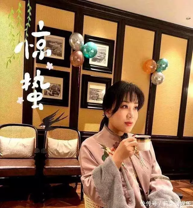 吕良伟的老婆是谁_吕良伟老婆杨小娟 粉色新中式服装 69岁恩爱夫妻