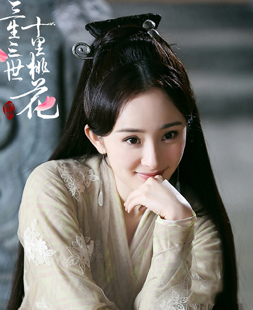 杨幂胸忽大忽小原因_杨幂胸部抖动_杨幂胸部变化