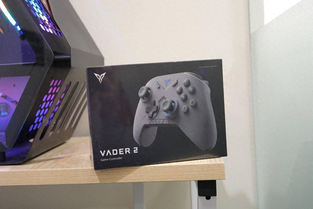 年轻人不讲武德！带飞智黑武士2潜入网咖，享受无比舒适的体验