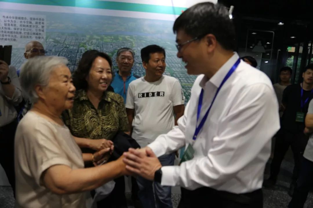 陈刚到雄安设计中心调研规划公示工作！倾听意见、现场解答