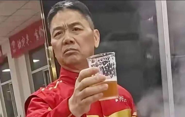 刘强东直播炒菜，现场调侃马云，一句话报了11年前的仇，太解气