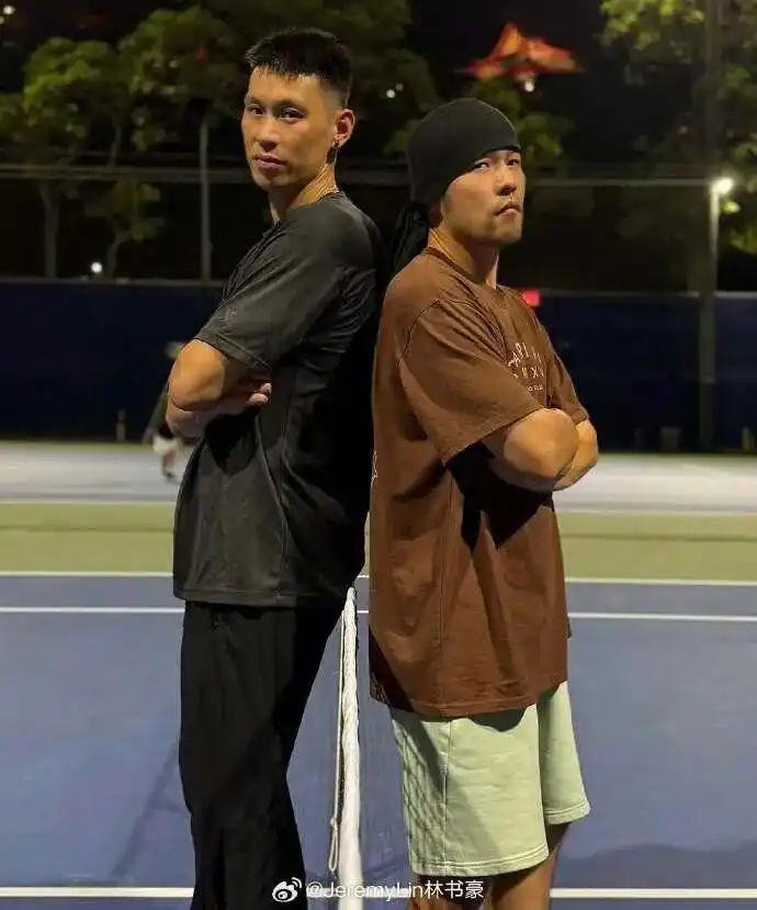 林书豪晒与周杰伦打网球图，自称“网球双打组合”，上个月宣布退役结束15年篮球职业生涯