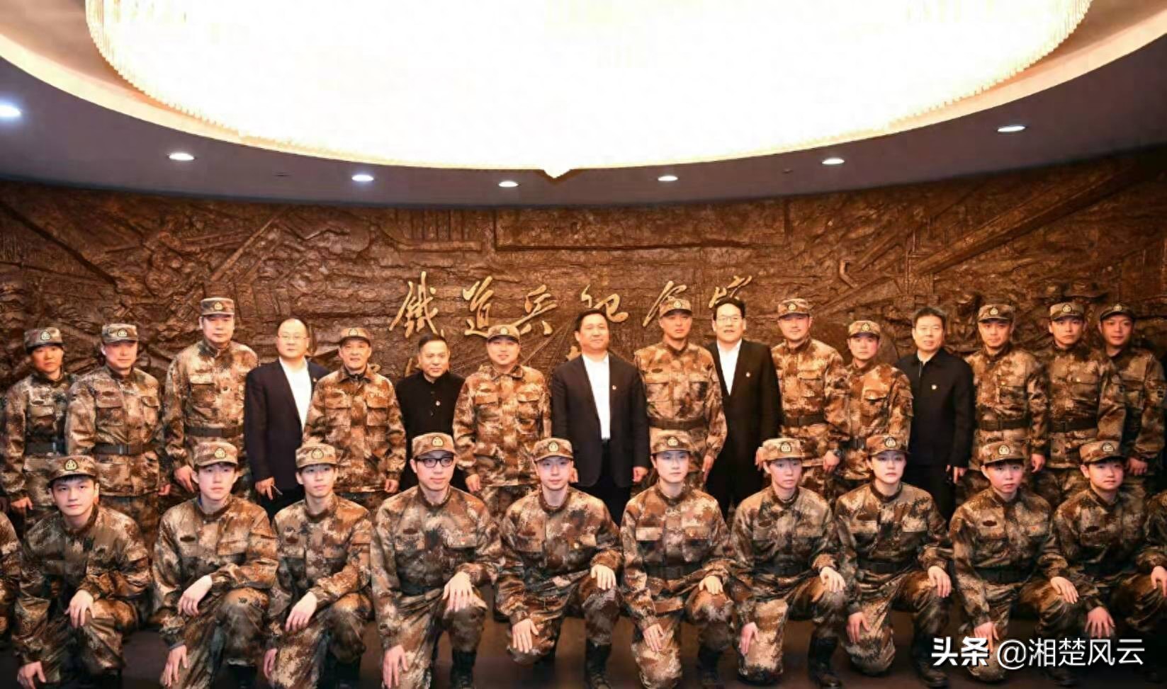 国乒参观铁道兵纪念馆，小胖正大蟒雅，马龙迷莎莎萌，宁队帅又酷