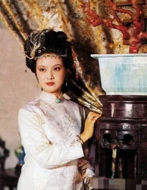 演员张国立前妻_邓婕戛纳首映 唱着活着 邓婕张国立恩爱