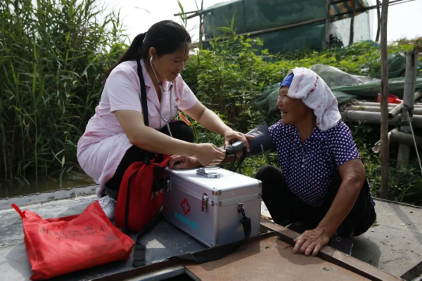 泗洪县行舟问诊村医 吕正红 江苏好人榜 乡村医生事迹_泗洪归仁美女