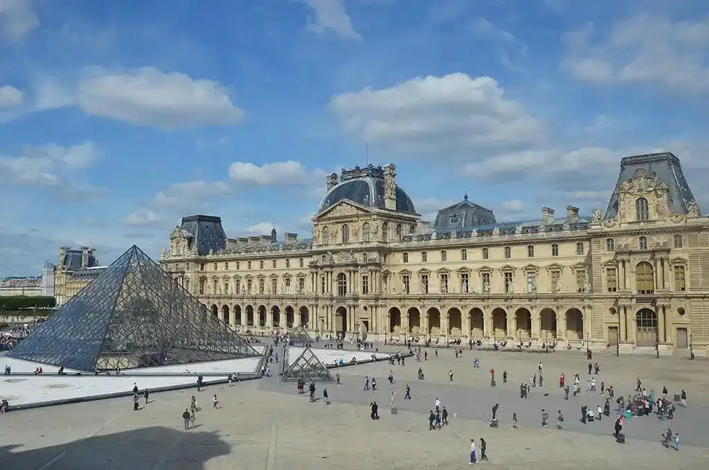 卢浮宫持械抢劫案现场画面曝光_法国文化部长达蒂抵达现场_卢浮宫持械抢劫事件