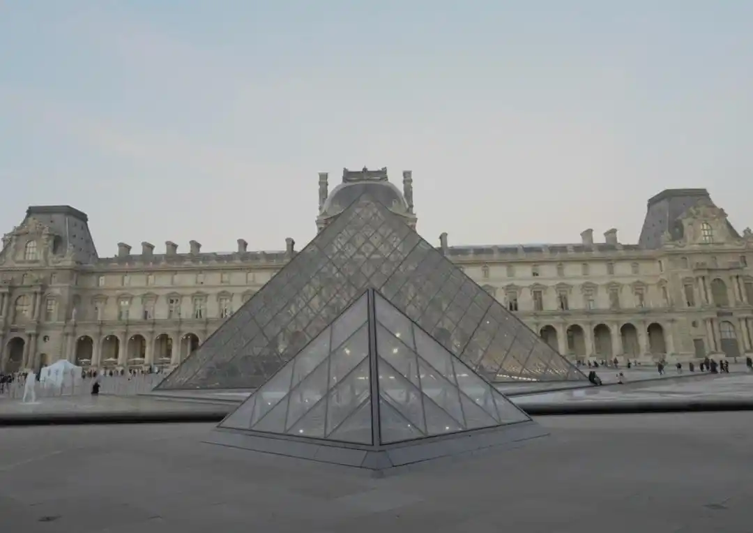 法国卢浮宫发生持械抢劫事件！前后7分钟，9件珠宝被抢