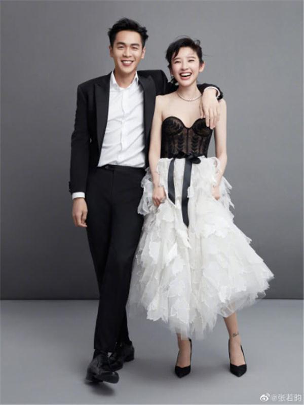 张若昀唐艺昕婚礼现场满脸幸福，高颜值伴郎伴娘团抢镜