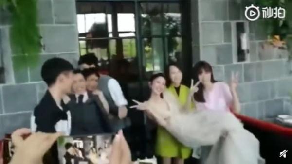 唐艺昕婚纱照_张若昀唐艺昕婚礼 爱尔兰婚礼 伴郎伴娘团