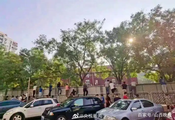 开学首日，一年级新生逃学被民警“抓回”；家长校门“见缝插针”