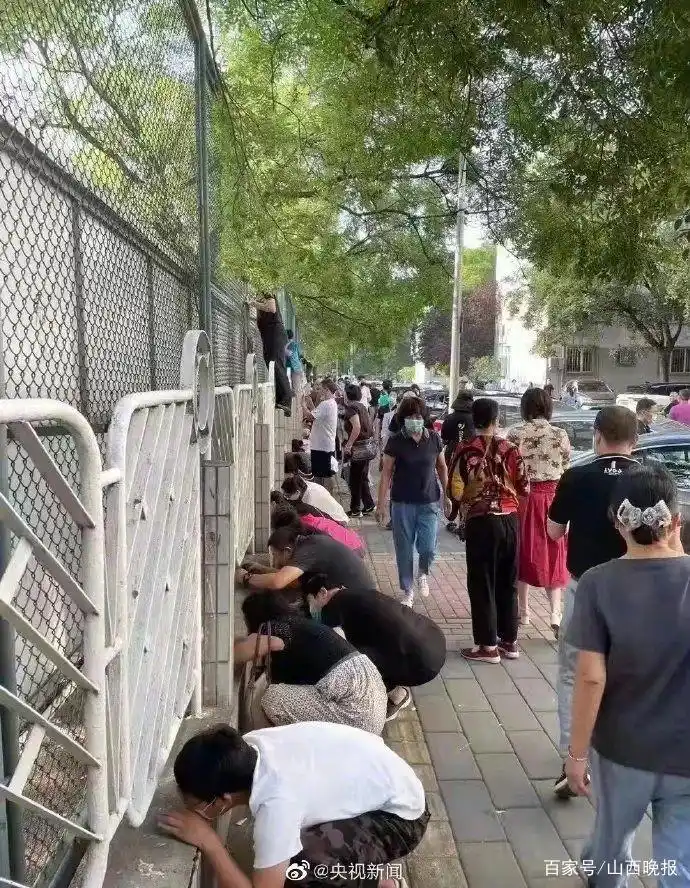 一年级孩子遭遇“开学最大打击”_校园围墙家长现象_新生入学家长观察