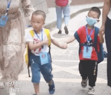 校园围墙家长现象_新生入学家长观察_一年级孩子遭遇“开学最大打击”