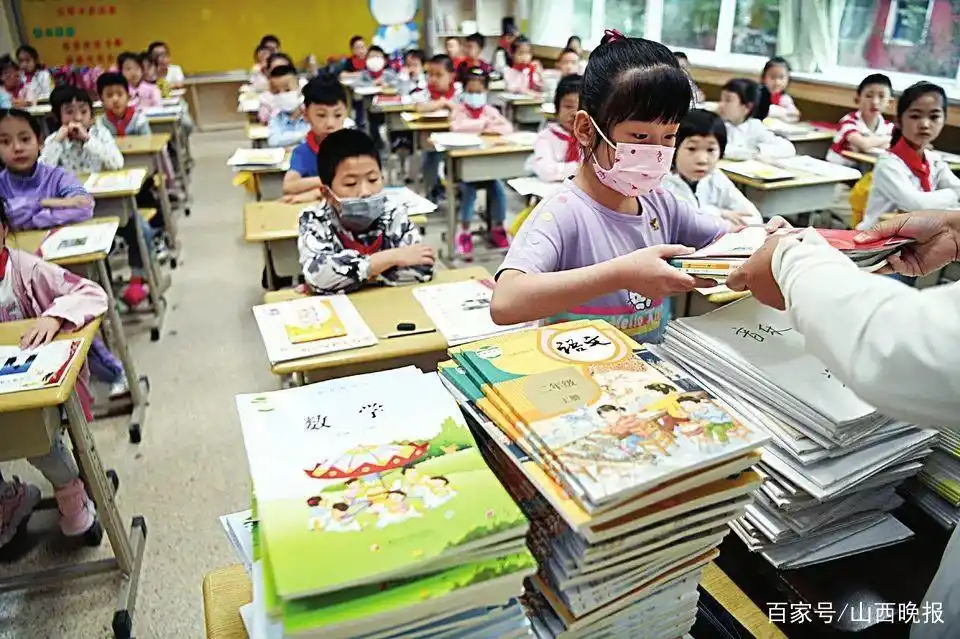 新生入学家长观察_校园围墙家长现象_一年级孩子遭遇“开学最大打击”