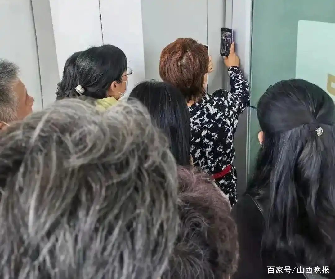 一年级孩子遭遇“开学最大打击”_校园围墙家长现象_新生入学家长观察