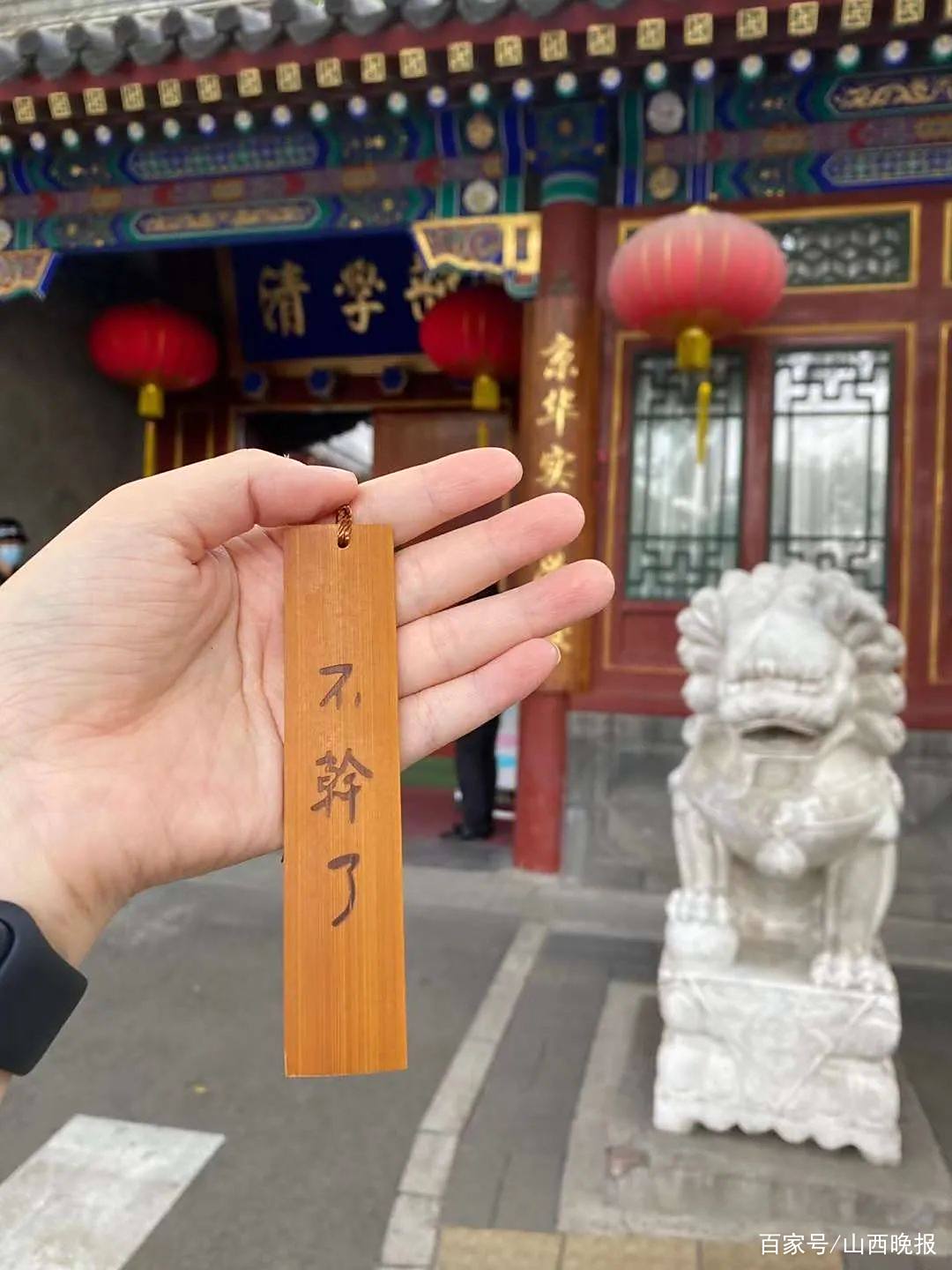 一年级孩子遭遇“开学最大打击”_校园围墙家长现象_新生入学家长观察