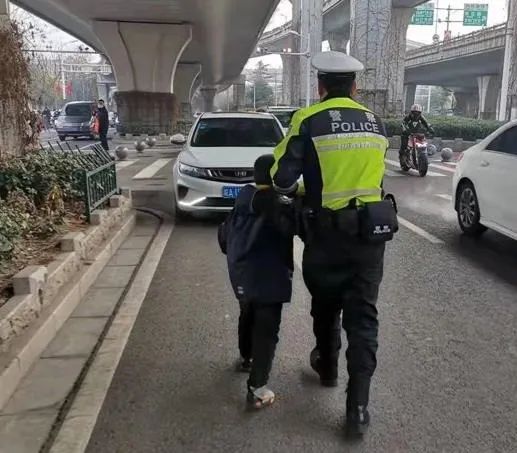 南京7岁男孩不愿意上学 交警老师联手送进校门_开学综合征表现及危害_一年级孩子遭遇“开学最大打击”