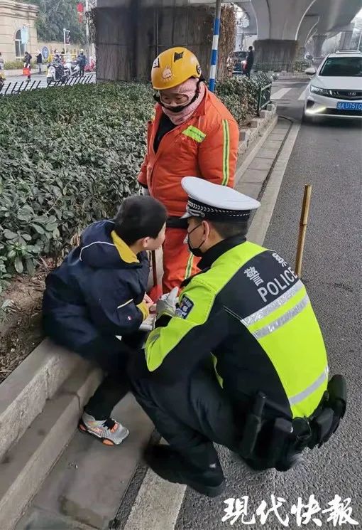 开学综合征表现及危害_南京7岁男孩不愿意上学 交警老师联手送进校门_一年级孩子遭遇“开学最大打击”