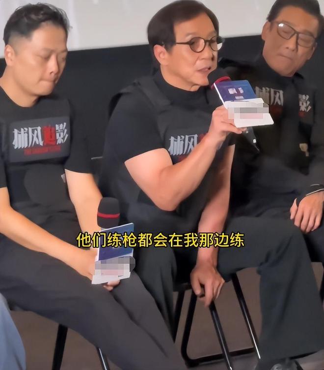 成龙自曝家里有弹药库，3000杆枪10万发子弹，他的特权远不止如此