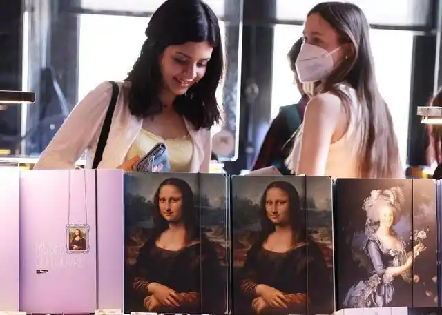 卢浮宫蒙娜丽莎袭击事件_卢浮宫一件被盗珠宝掉半路了_蒙娜丽莎防弹玻璃保护措施