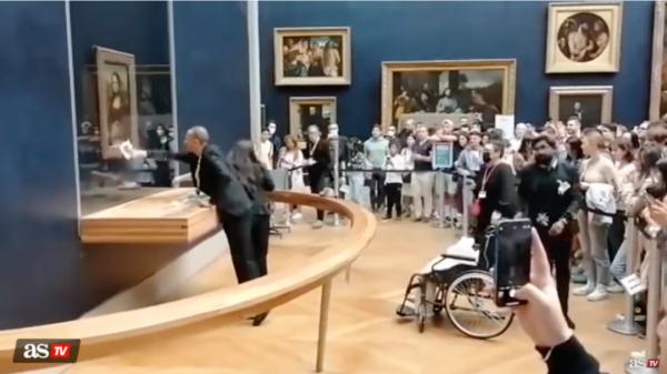 卢浮宫蒙娜丽莎蛋糕事件_蒙娜丽莎防弹玻璃保护_卢浮宫一件被盗珠宝掉半路了