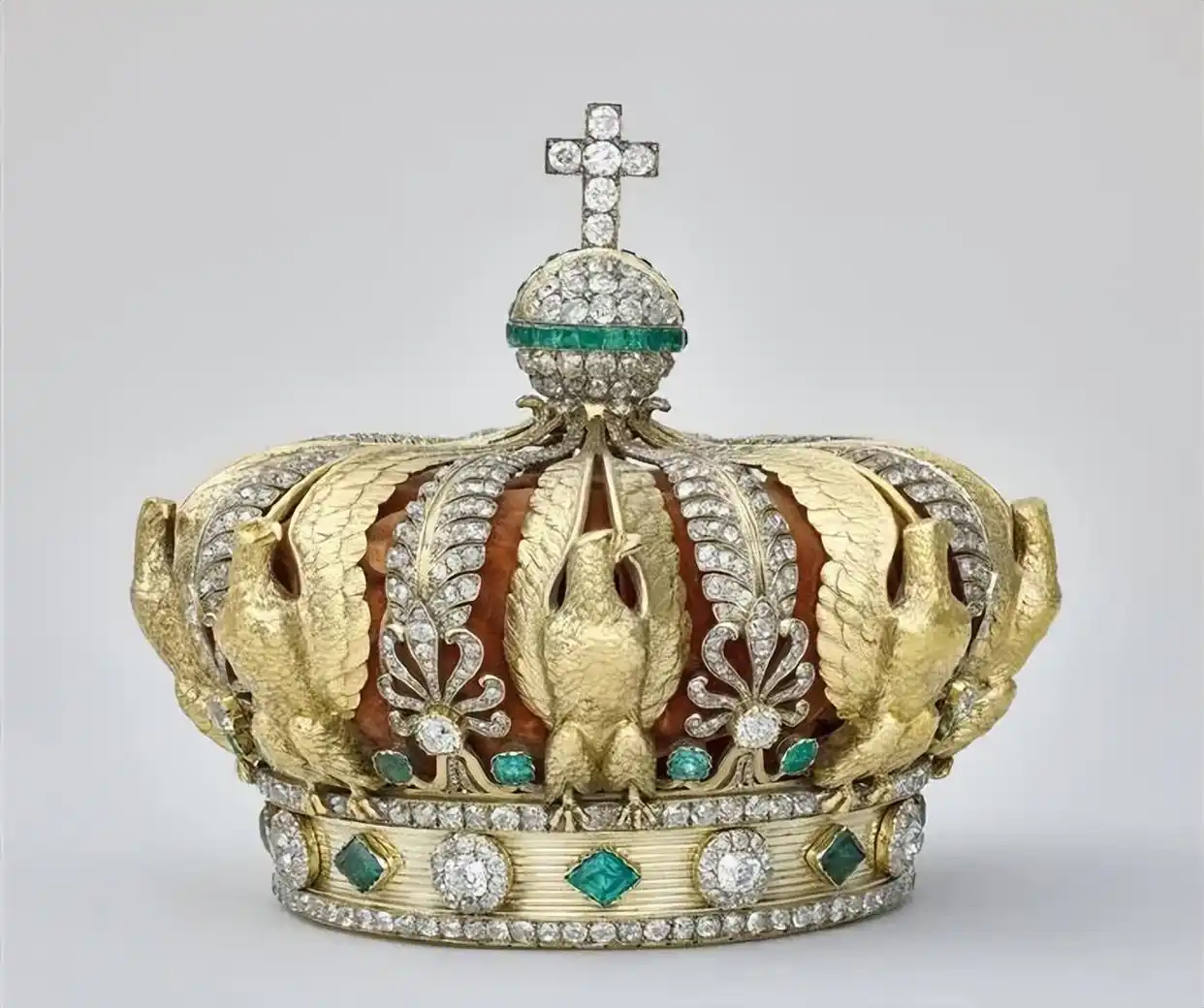 7分钟劫走卢浮宫9件珍贵珠宝，最新消息：一件文物在博物馆外被发现时已损毁，疑为欧仁妮皇后的皇冠