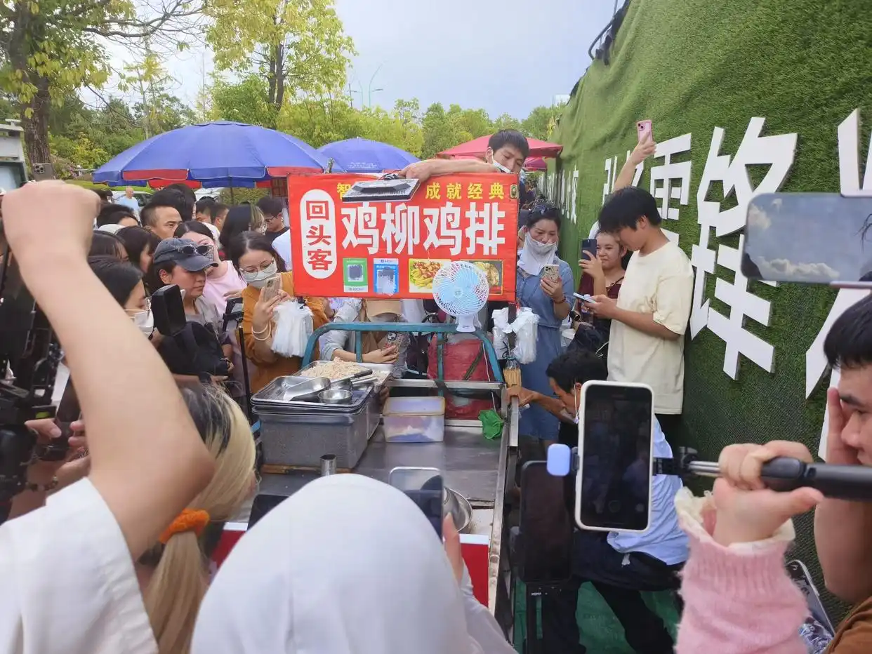 雨天“鸡排哥”摊位依旧排长队：有人提前3小时来，出摊1小时队伍人数超百人