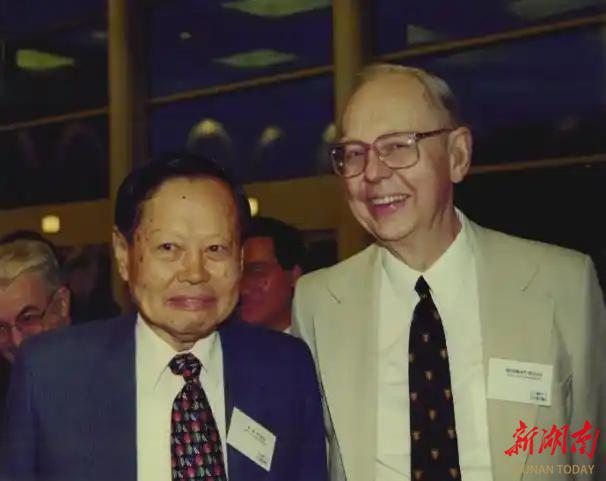 杨振宁 诺贝尔物理学奖 宇称不守恒理论_杨振宁被赶出清华_杨振宁 规范场论 杨米尔斯方程