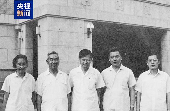 杨振宁 诺贝尔物理学奖 著名物理学家_杨振宁被赶出清华