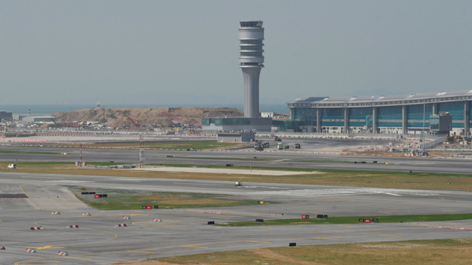 一货机在香港机场降落时冲出跑道，地勤车被撞致两人死亡