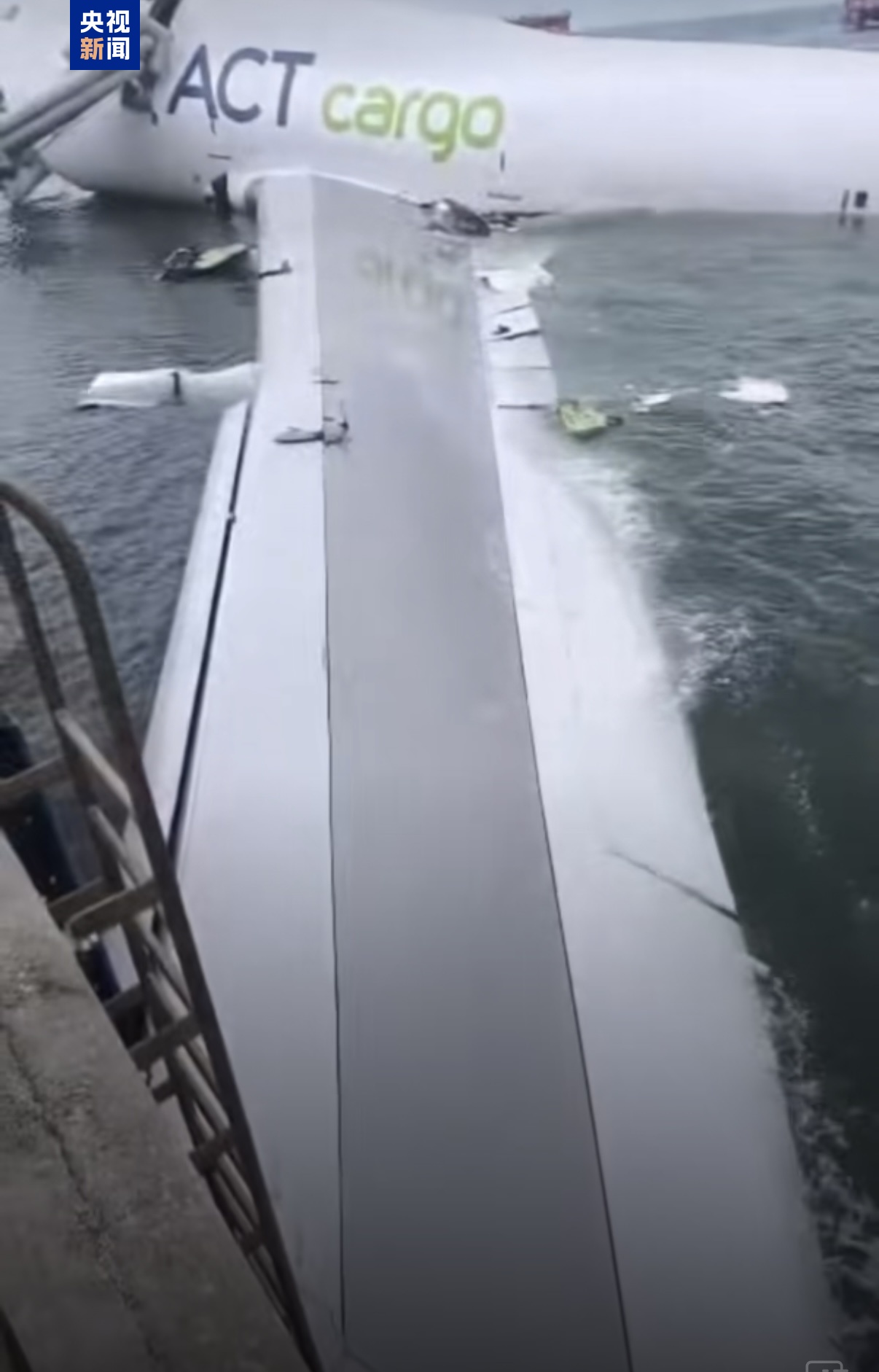 香港B744货机跑道偏离事件_香港国际机场货机坠海事故_一货机在香港机场降落冲出跑道坠海