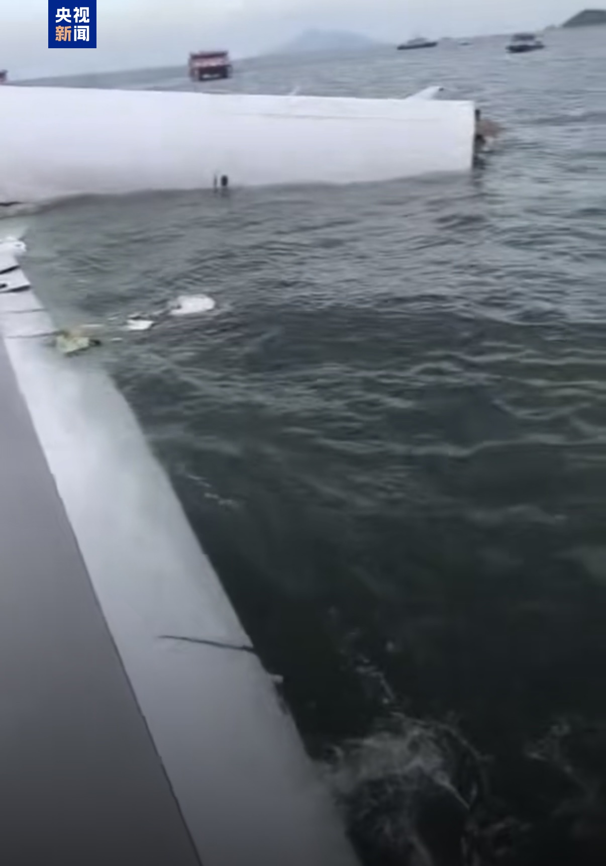 一货机在香港机场降落冲出跑道坠海_香港B744货机跑道偏离事件_香港国际机场货机坠海事故