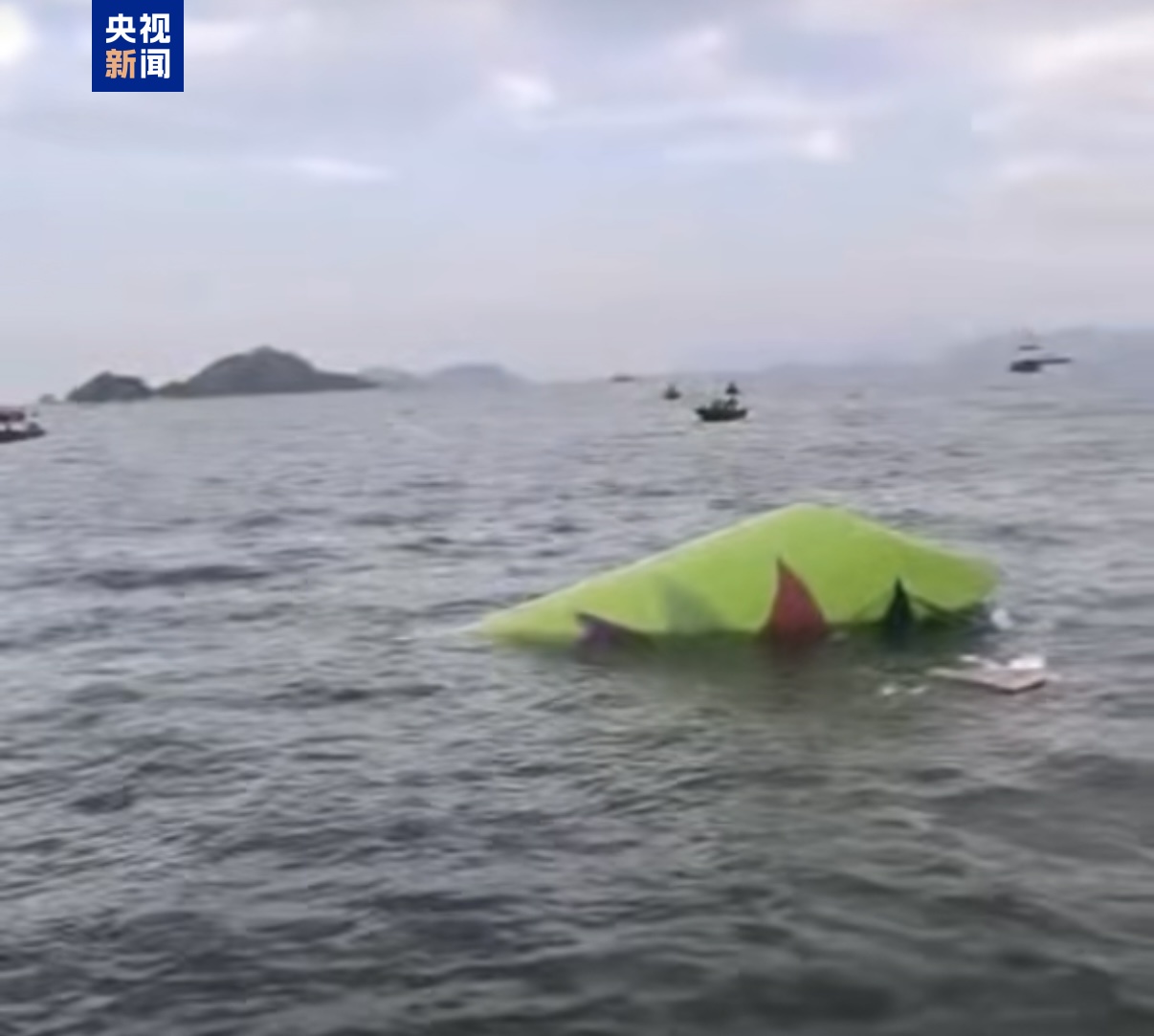 香港B744货机跑道偏离事件_一货机在香港机场降落冲出跑道坠海_香港国际机场货机坠海事故