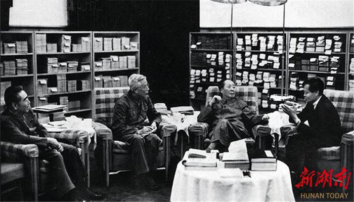 杨振宁被赶出清华_诺贝尔物理学奖获得者杨振宁 20世纪物理学巨匠  杨振宁规范场论