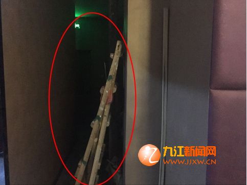 “XX界”消防通道狭窄且堆满杂物