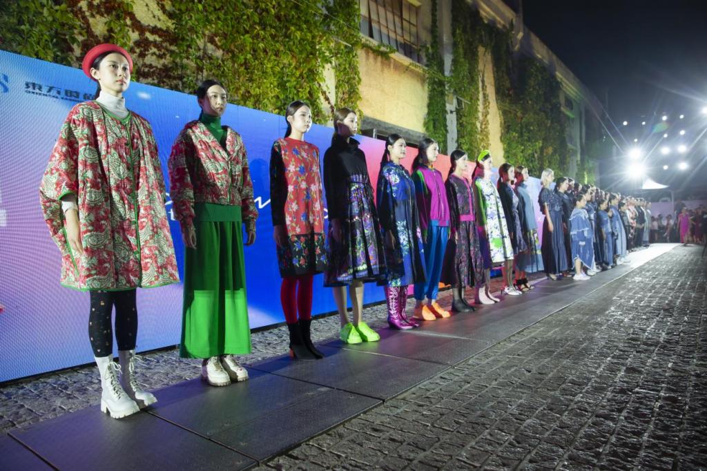 中国时尚买手节_2023青岛时装周第七届谷里时尚买手节_中国金顶奖设计师领衔发布