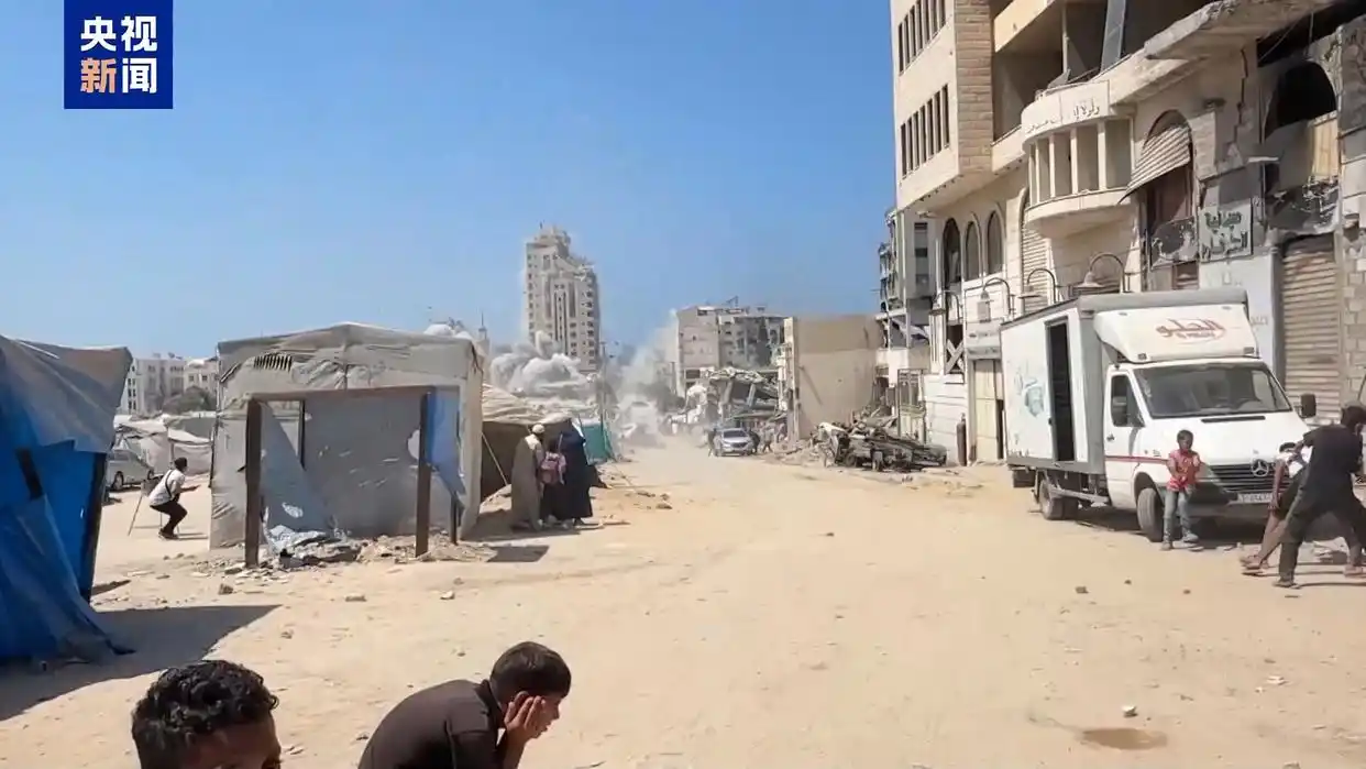 以色列空袭加沙：难民营被大火吞噬_以色列国防军空袭加沙城高层建筑_总台报道员现场记录以军轰炸穆什塔哈塔楼