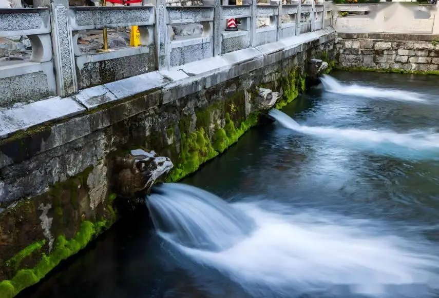 济南晓露泉_济南护城河免费取水点_济南趵突泉大明湖攻略