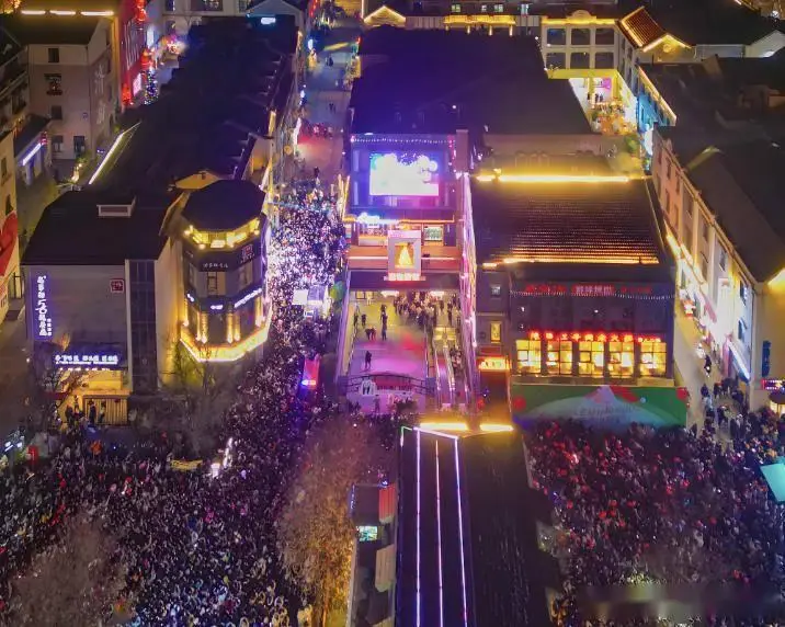 济南趵突泉大明湖攻略_济南护城河免费取水点_济南晓露泉